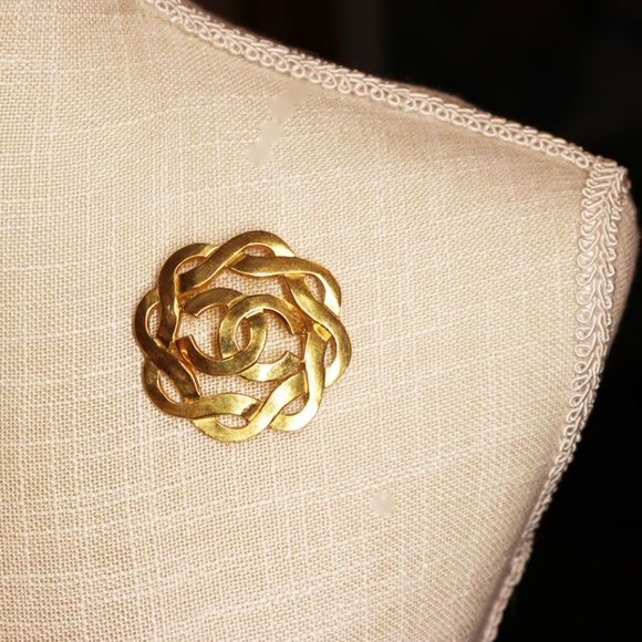 Chanel CC Logo Gold Plated Swirl Brooch with Box ~ Made In France *signed* - Picture 9 of 16